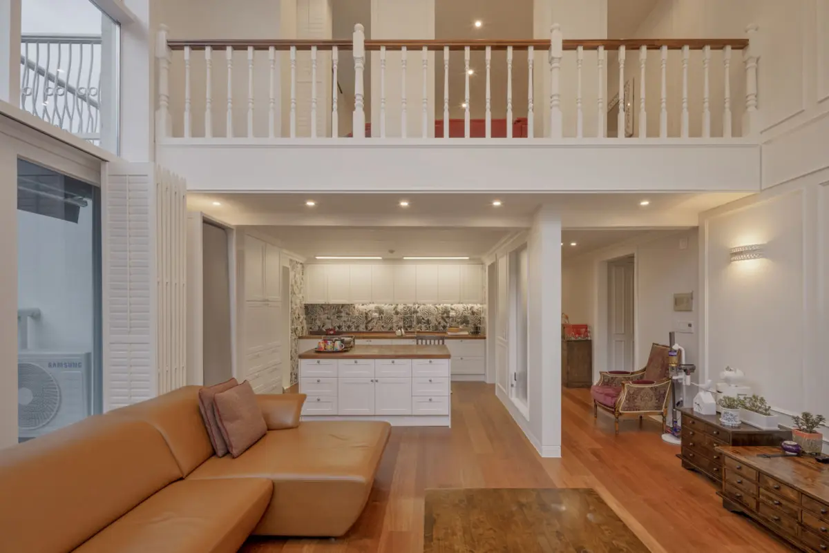 복층 구조의 고급 클래식 펜트하우스 거실